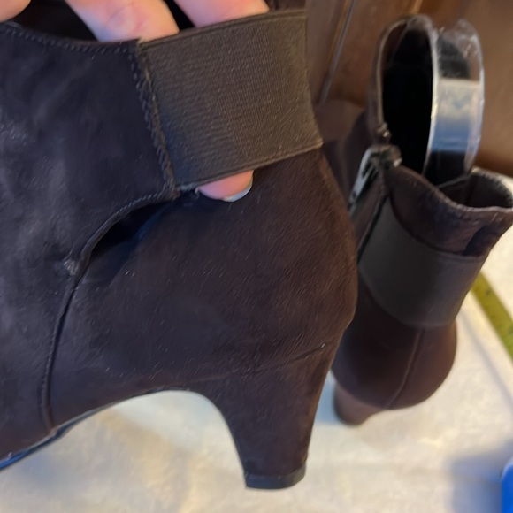 Aerosoles Ankle Boots Brown Healed Suede size 6 Like New - Picture 4 of 10